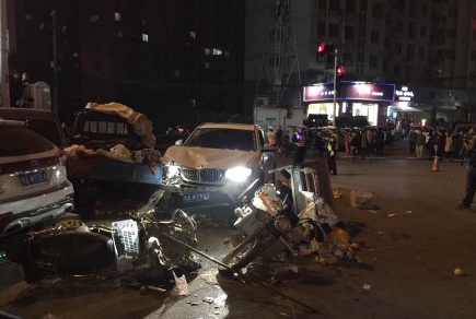 上海凉城路一宝马车连撞多车致2死5伤，是宝马司机造成的吗？