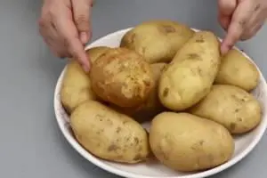 进价1.2元的土豆卖2元，黑龙江一商户拟被罚30万，是否处罚过度了？