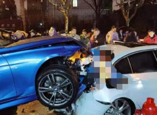 《非诚勿扰》男嘉宾李俊逸在上海某地发生严重车祸，现场情况如何？