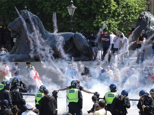 游行示威再出持刀行凶事件，英国政府还坚持鼓励自由？