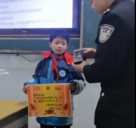 湖北一8岁小朋友捡到3岁小朋友交给了警察，事情的真相究竟是什么？