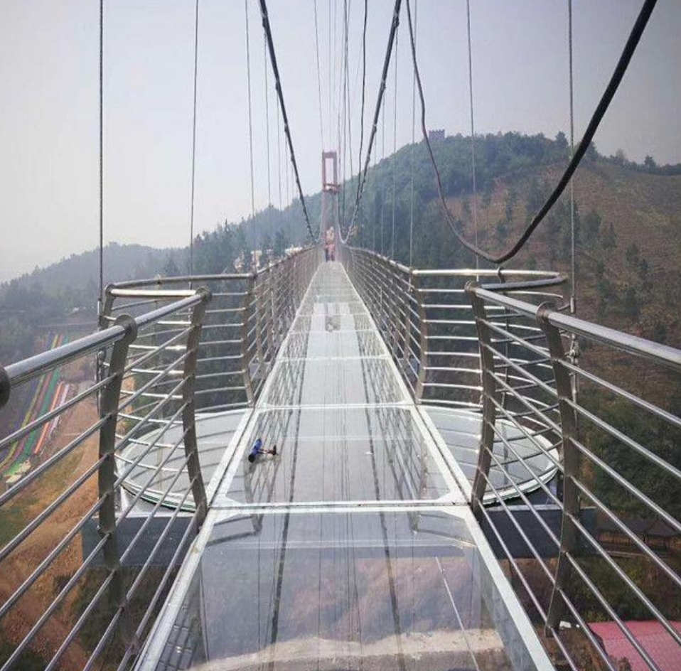 安徽一男子景区攀爬玻璃栈桥防护栏杆，景区是怎么做的？