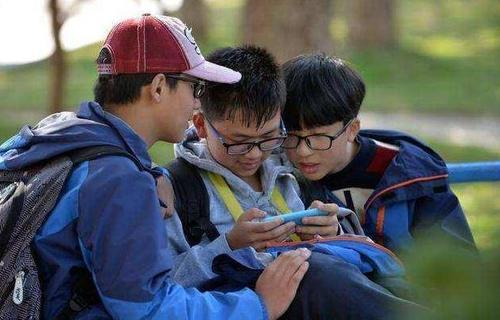 陕西一高中老师3年没收108部手机，手机还给学生了吗？