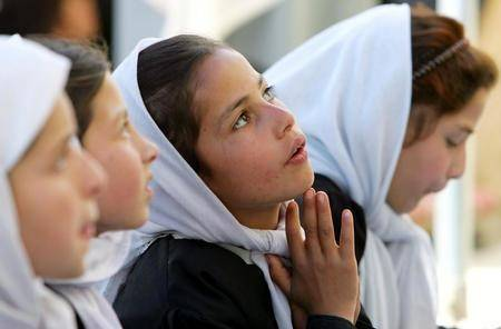 为避免女生受到骚扰！阿富汗禁止女学生在有男性场所唱歌，对此你怎么看？