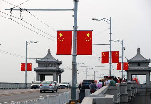 武汉街头挂上了4万面五星红旗，对此事你有何看法？