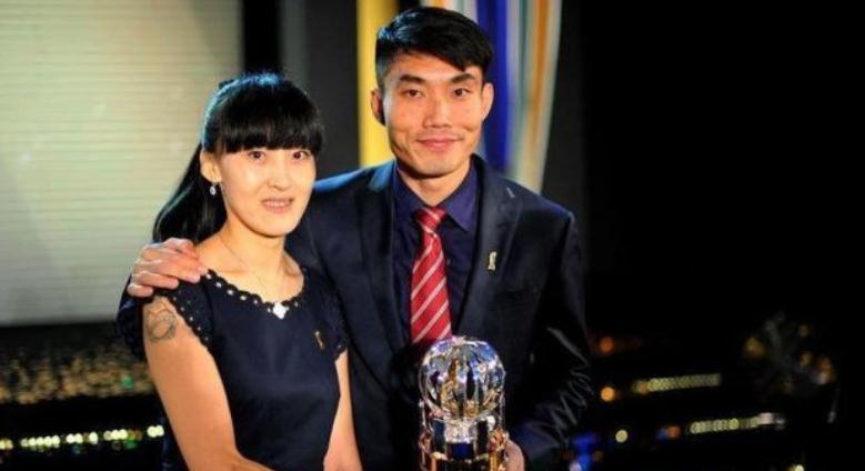 国足队长郑智身价过亿，和33岁妻子很恩爱，如今现状如何？