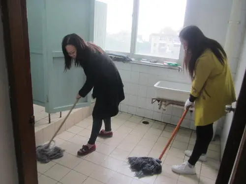 河南郑州一男子上厕所时闯入一群女保洁，你觉得男厕所该不该找男保洁打扫？