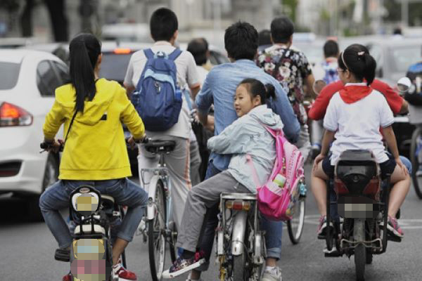 东莞一女孩上学途中被捅伤，行凶者很淡定，该如何保障小孩上学途中的安全？