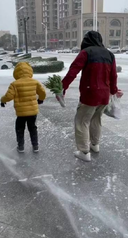 河北下大雪，父子俩出门被吹平移，在这种极端天气下出行该注意些什么？