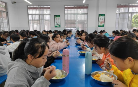 六菜一汤仅需5.5元，柳州一中学为学生提供实惠晚餐，学生们的反响如何？