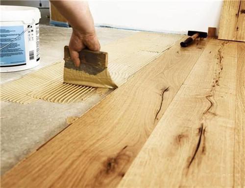 现在铺木地板的师傅，工价一般在多少钱一平米？