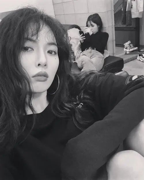 韩国歌手泫雅确诊感染新冠肺炎，目前她的身体状况如何？