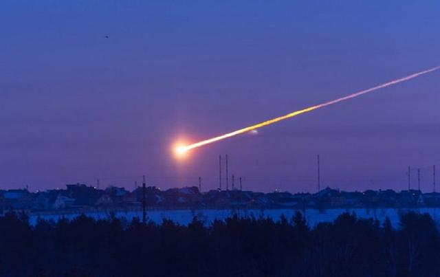UFO追上、撞击凌空爆炸！2013年俄罗斯陨石事件到底是什么情况？