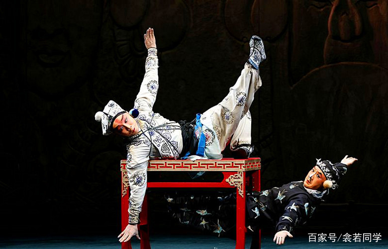 中国戏剧《三岔口》，最能表现中国戏曲的什么？