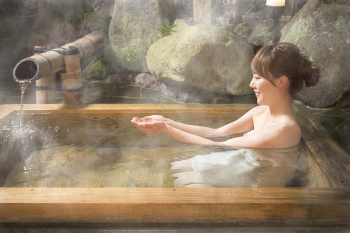 日本泡温泉都不能穿泳衣，难道不尴尬吗？