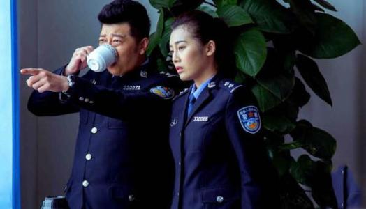 有一部电视剧中有两个警察在饭店把新来的公安局长用手铐铐了叫什么名字？