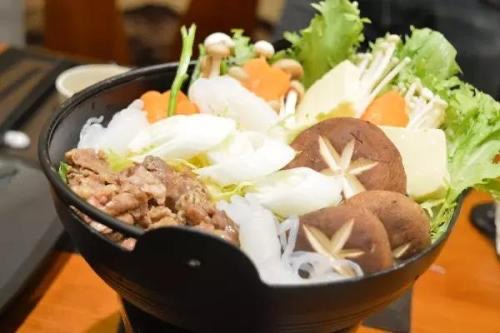 日本寿喜锅是怎么做的？里面要放哪些配菜？