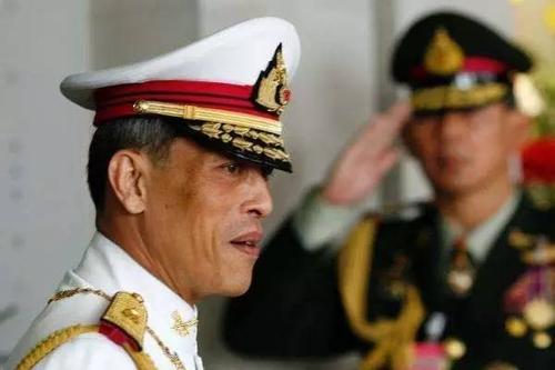 现任泰国国王哇集拉隆功，他在泰国人民心目中的地位如何？