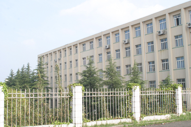 有谁知道咸宁医学院（现学校更名为：湖北科技学院）在1998年时的校长是谁啊？