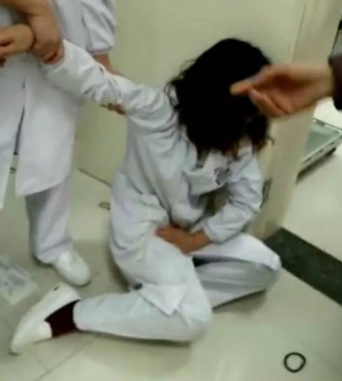 通山县城管局局长妻子脚踢怀孕护士被行政拘留了吗？