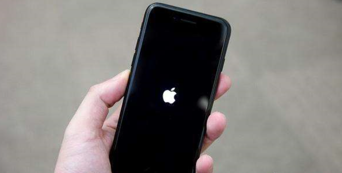 苹果6S，突然就黑屏了，按什么键都没有用，明明是冲满电的，打电话，电话依旧是通着的状态，手机就是没