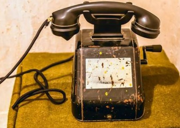 电影中摇的老式的电话机是什么工作原理?
