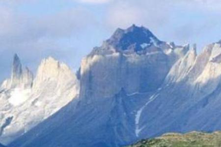 安第斯山脉是有哪两个板块碰撞而成的?