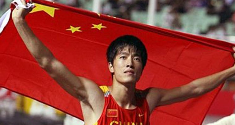 在雅典奥运会上获得男子110米栏冠军，并打破奥运会纪录的“亚洲飞龙”是