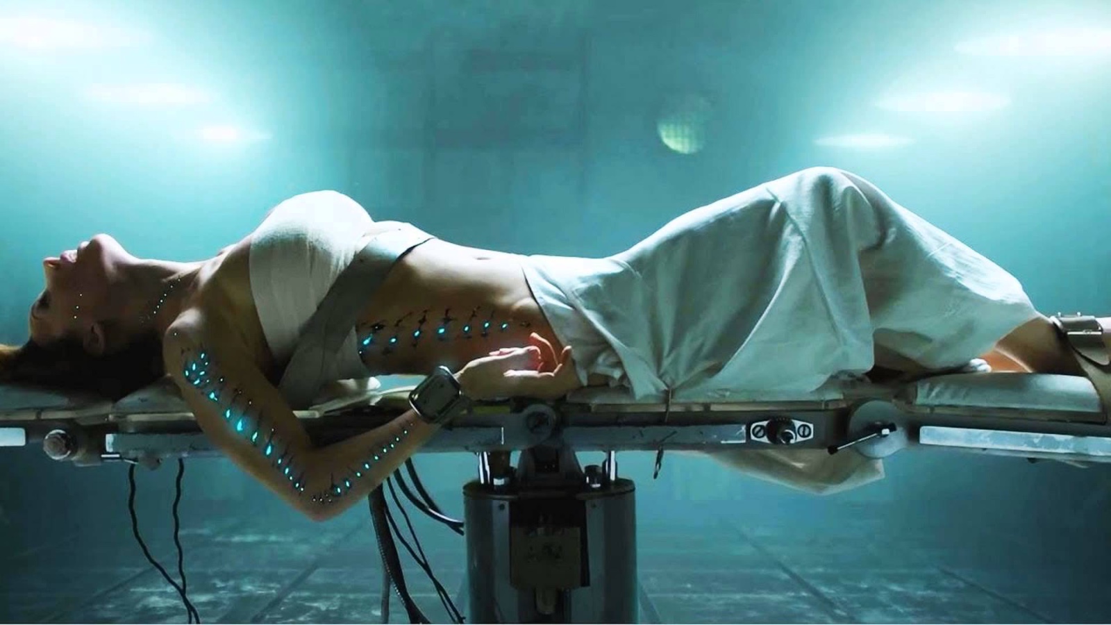有部美国电影 一个女的躺在床上被注射了一只药水身体就变了 那个是什么
