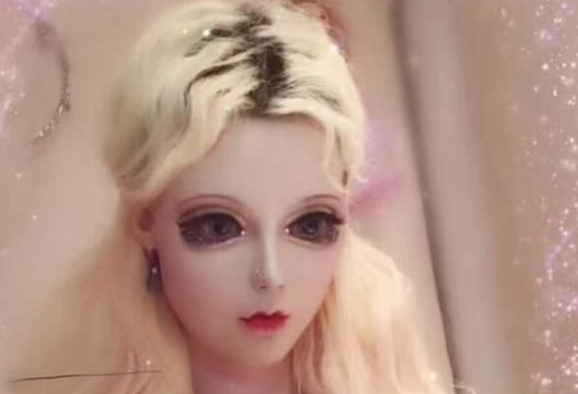 真人版芭比娃娃迪丽拉公开自己的素颜照，卸妆后却是另一番面孔，你怎么看？