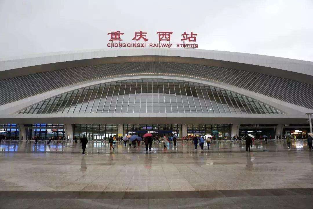重庆西站到江北机场有轻轨吗？