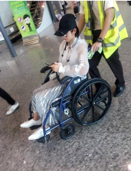 唐艺昕机场坐轮椅现身是身体有恙吗？