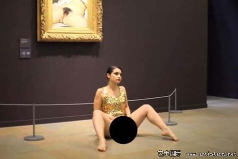 世界的起源的行为艺术家于奥赛博物馆表演
