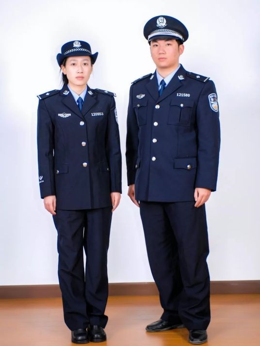 中国警察最新的警服是从何时开始更换的？