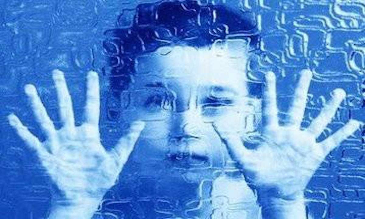 儿童自闭症是什么原因造成的