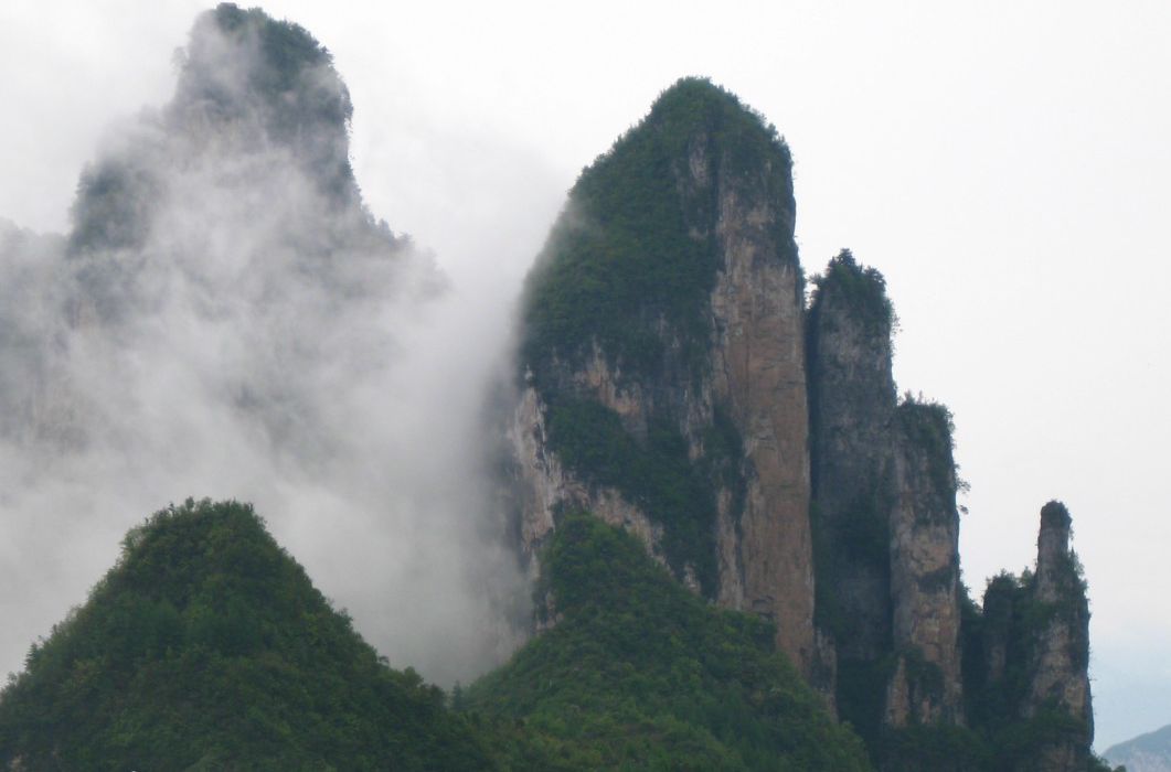 海南省内海拔最高的山峰是什么山？有多少米