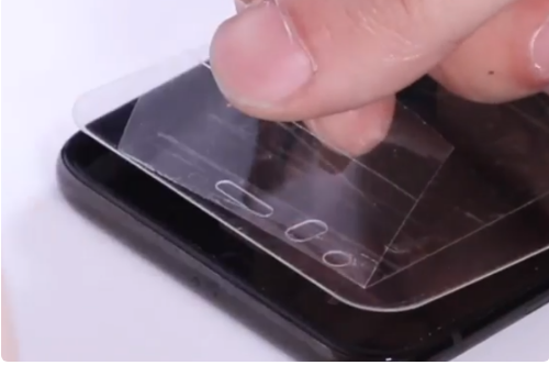 手机屏幕保护膜里面的气泡怎么去除?