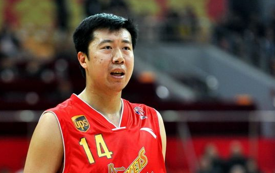 第一位登陆NBA的中国篮球运动员是谁