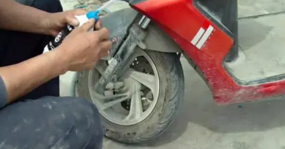 电动车真空胎自补液流出来了怎么回事？