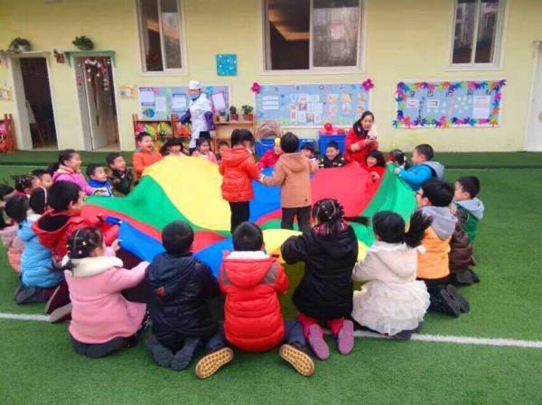 幼儿园亲子活动彩虹伞游戏怎么玩